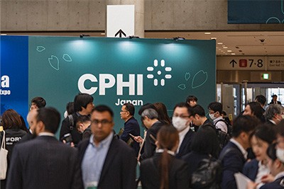 Pharma individuals greeting each other at CPHI Japan