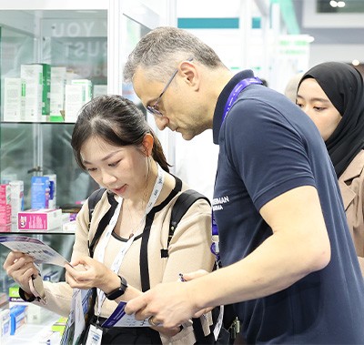pharma professionals having discussions at CPHI SEA